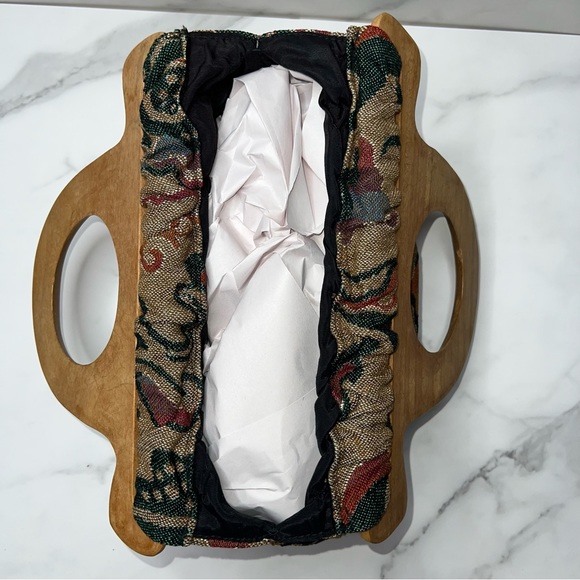 Tapestry handbag with wooden handles by Victoria U.S.A. Vintage - Picture 8 of 17